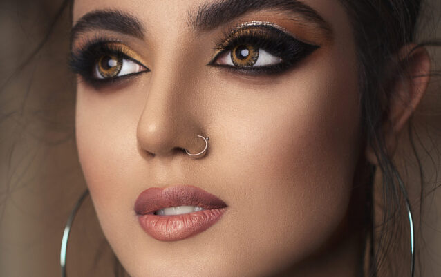 Model with smokey eyes and golden circle earrings Model with smokey eyes and golden circle earrings